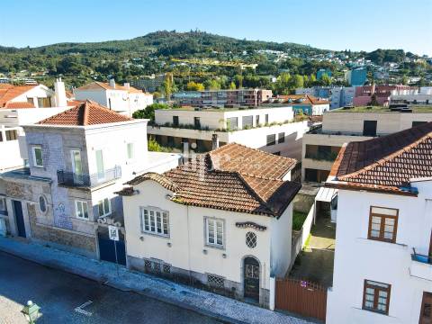 Moradia T3+1 para Restauro com projeto no centro de Guimarães.