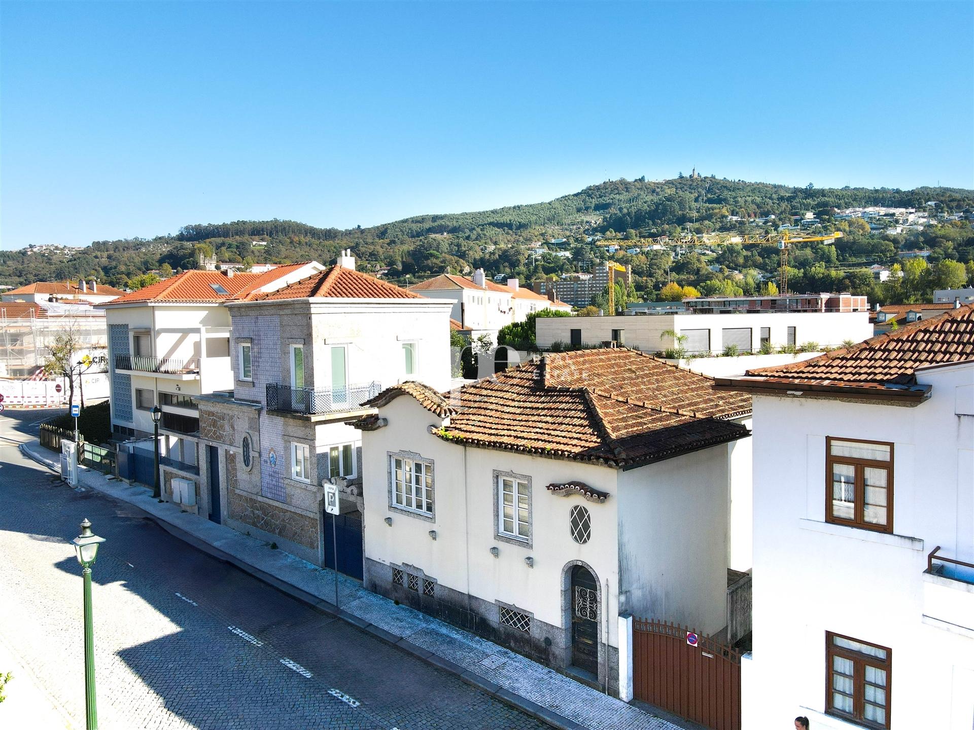 Moradia T3+1 para Restauro com projeto no centro de Guimarães.