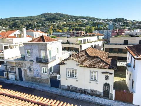 Moradia T3+1 para Restauro com projeto no centro de Guimarães.