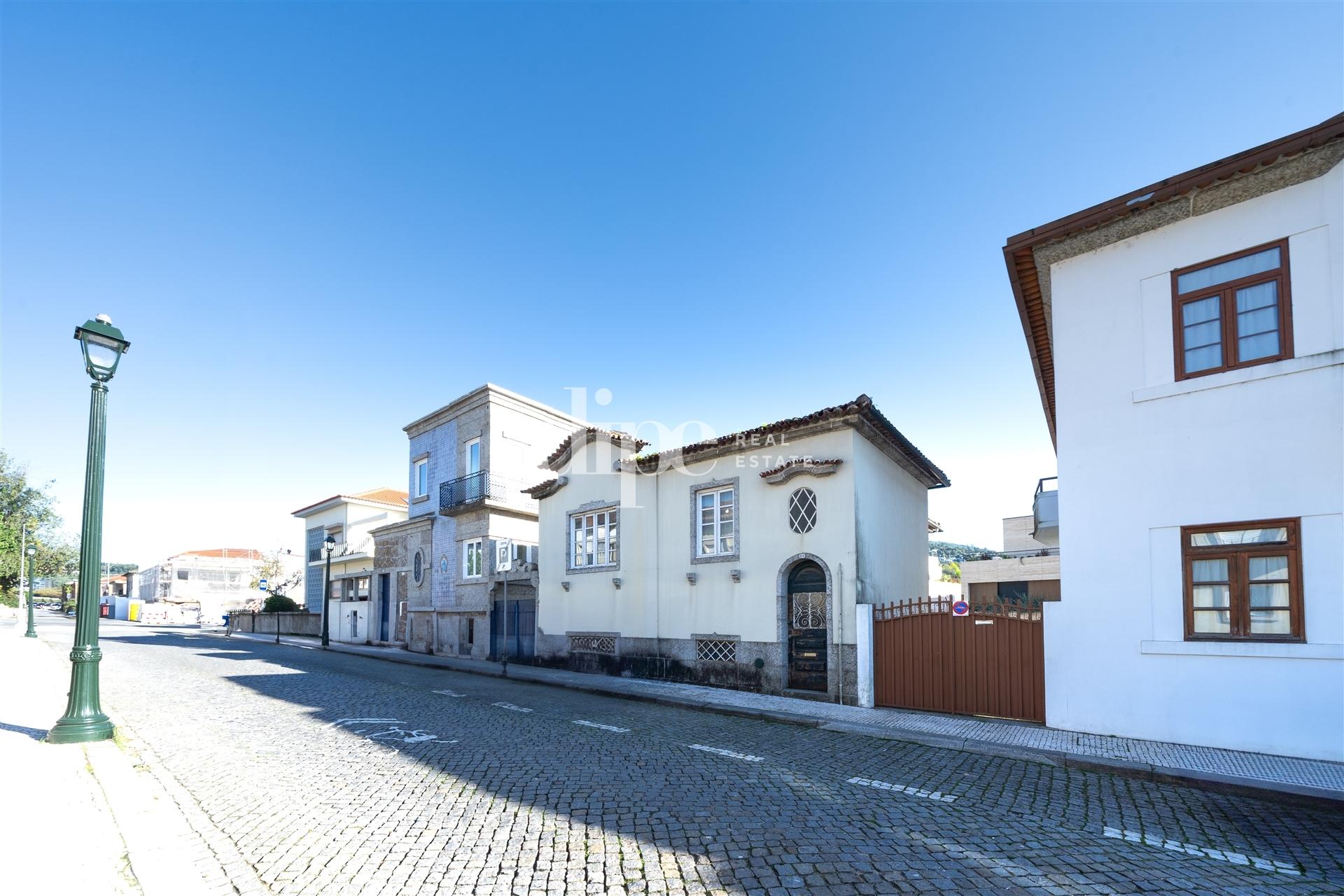 Moradia T3+1 para Restauro com projeto no centro de Guimarães.