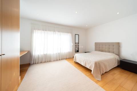 Luxuosa Moradia T4 com Piscina e Campo de ténis