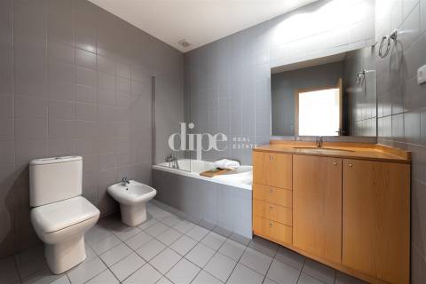 Luxuosa Moradia T4 com Piscina e Campo de ténis