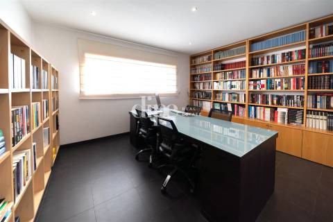 Luxuosa Moradia T4 com Piscina e Campo de ténis