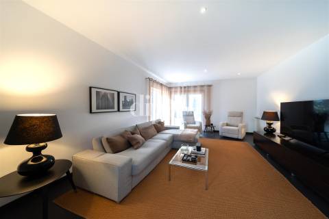 Luxuosa Moradia T4 com Piscina e Campo de ténis