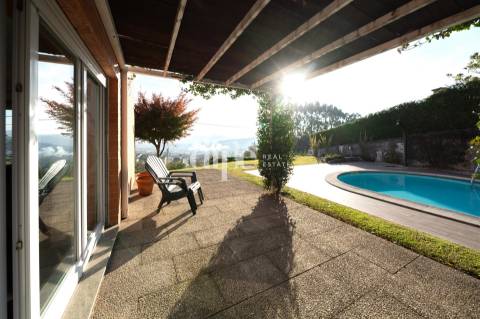 Luxuosa Moradia T4 com Piscina e Campo de ténis