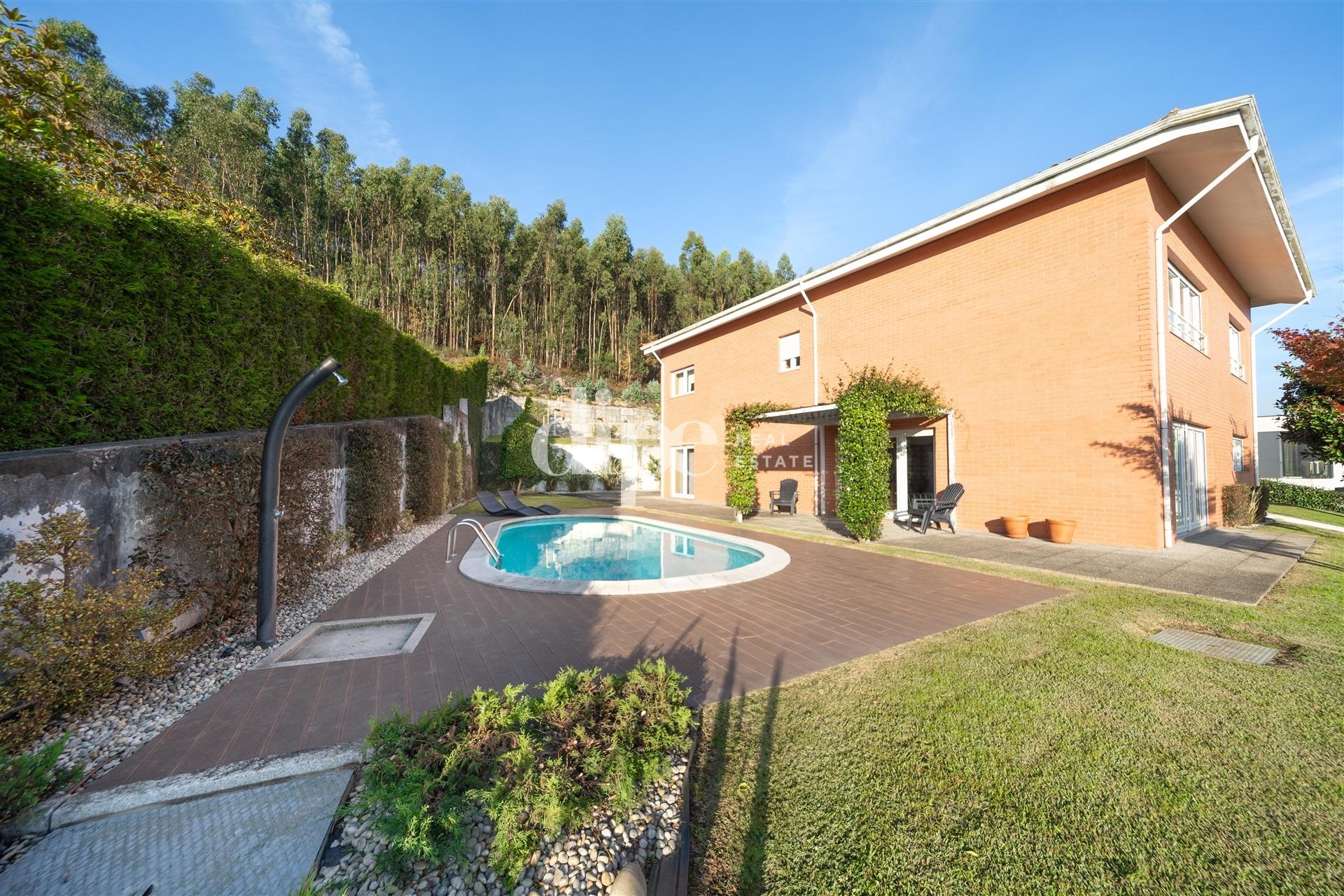Luxuosa Moradia T4 com Piscina e Campo de ténis