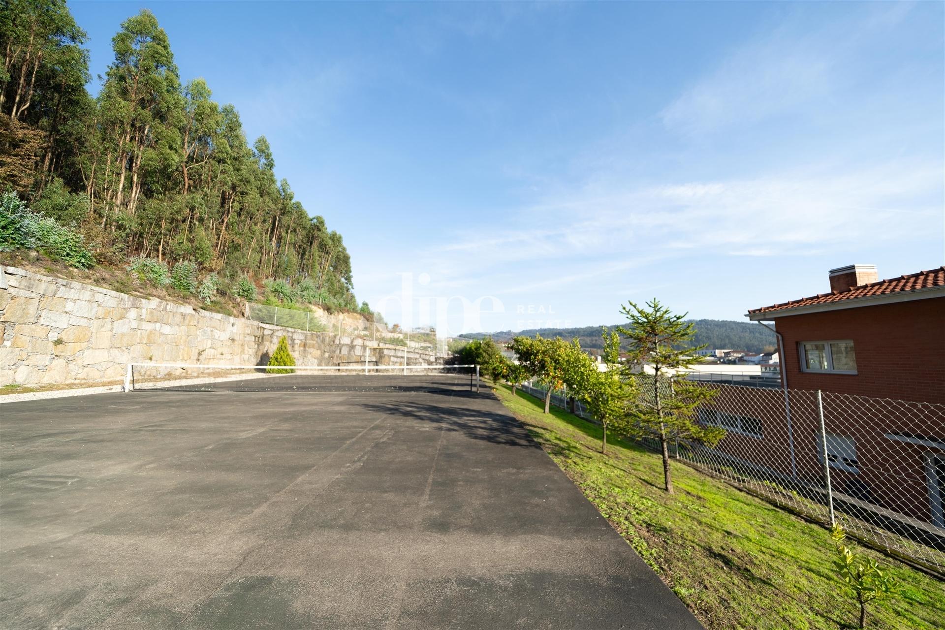 Luxuosa Moradia T4 com Piscina e Campo de ténis