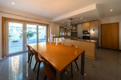 Luxuosa Moradia T4 com Piscina e Campo de ténis