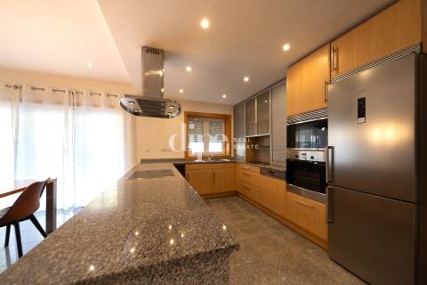 Luxuosa Moradia T4 com Piscina e Campo de ténis