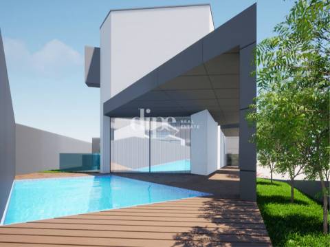 Moradia T3 com piscina em fase final construção