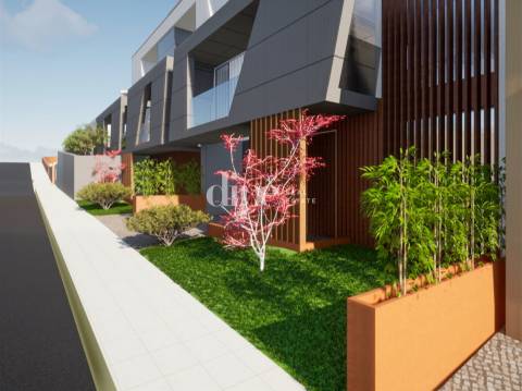 Moradia T3 com piscina em fase final construção