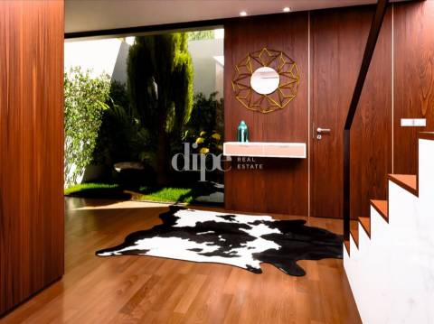 Moradia T3 com piscina em fase final construção