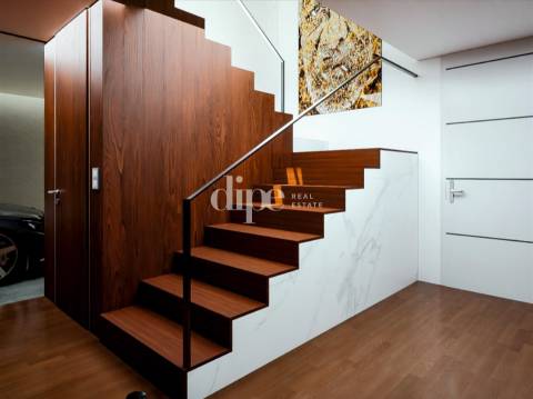 Moradia T3 com piscina em fase final construção