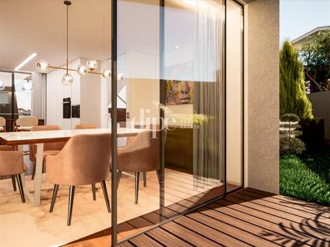 Moradia T3 com piscina em fase final construção