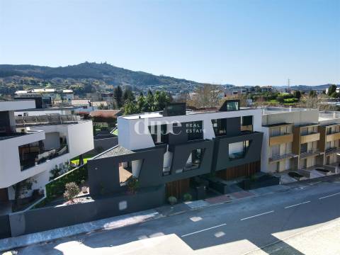 Moradia T3 com piscina em fase final construção