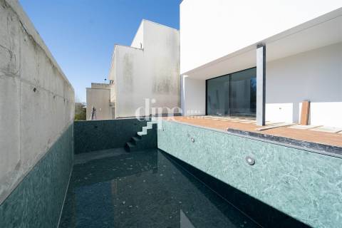 Moradia T3 com piscina em fase final construção