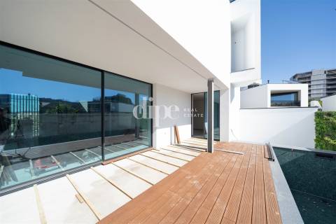 Moradia T3 com piscina em fase final construção