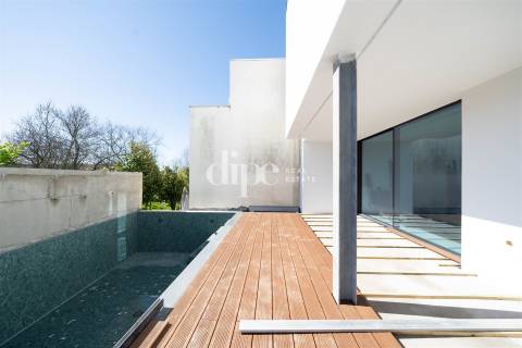 Moradia T3 com piscina em fase final construção