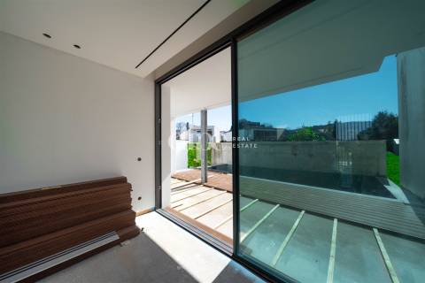 Moradia T3 com piscina em fase final construção