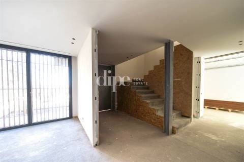 Moradia T3 com piscina em fase final construção