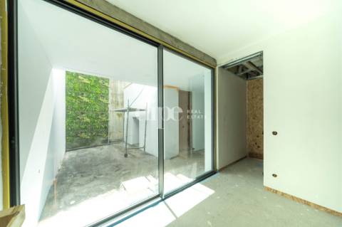 Moradia T3 com piscina em fase final construção