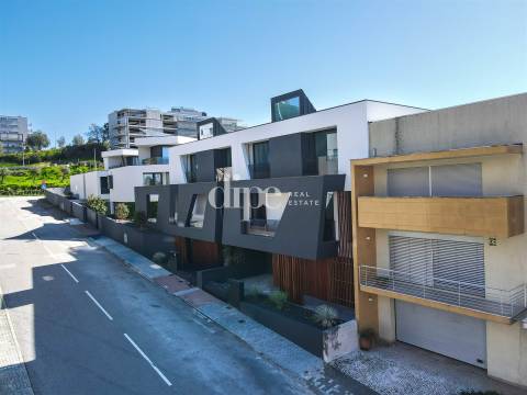 Moradia T3 com piscina em fase final construção