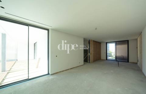 Moradia T3 com piscina em fase final construção