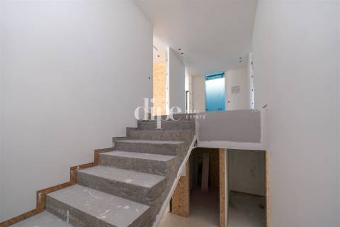 Moradia T3 com piscina em fase final construção