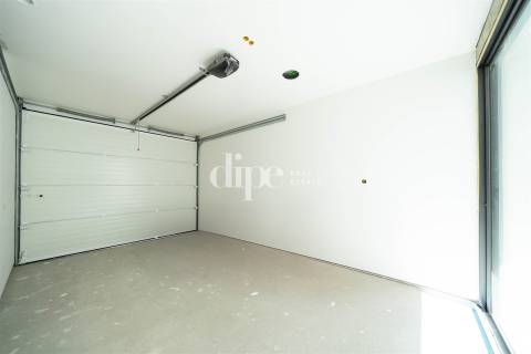 Moradia T3 com piscina em fase final construção