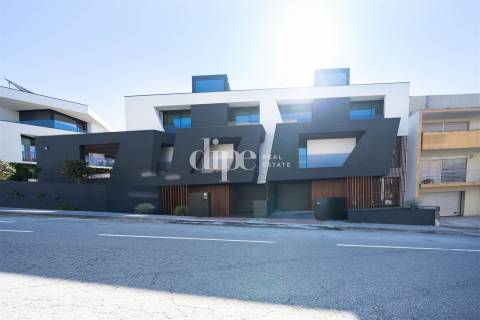 Moradia T3 com piscina em fase final construção