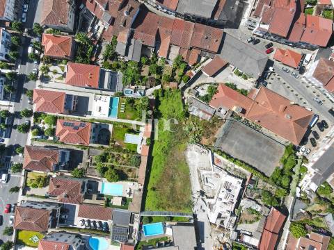 Lote de terreno num condomínio privado a 300m do Castelo de Guimarães.