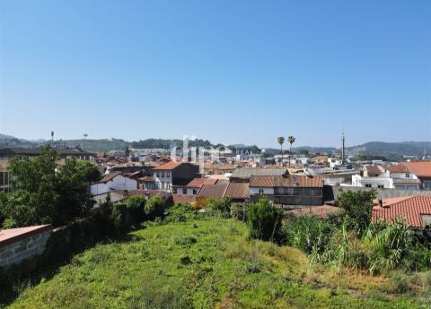 Lote de terreno num condomínio privado a 300m do Castelo de Guimarães.