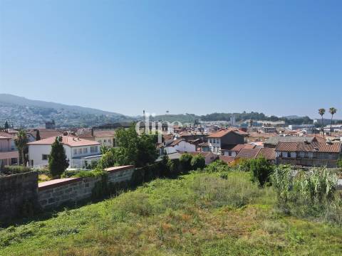 Lote de terreno num condomínio privado a 300m do Castelo de Guimarães.