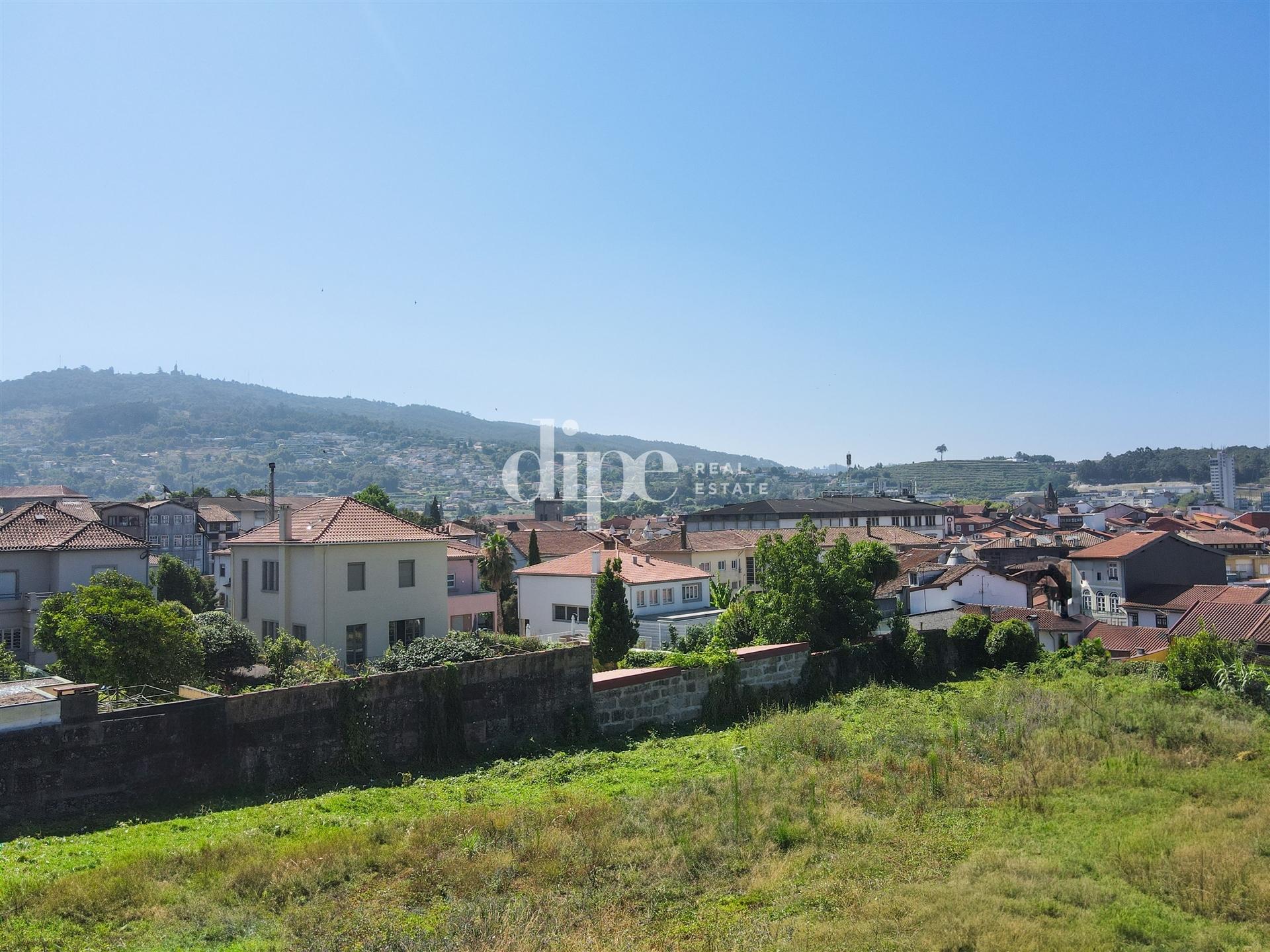 Lote de terreno num condomínio privado a 300m do Castelo de Guimarães.
