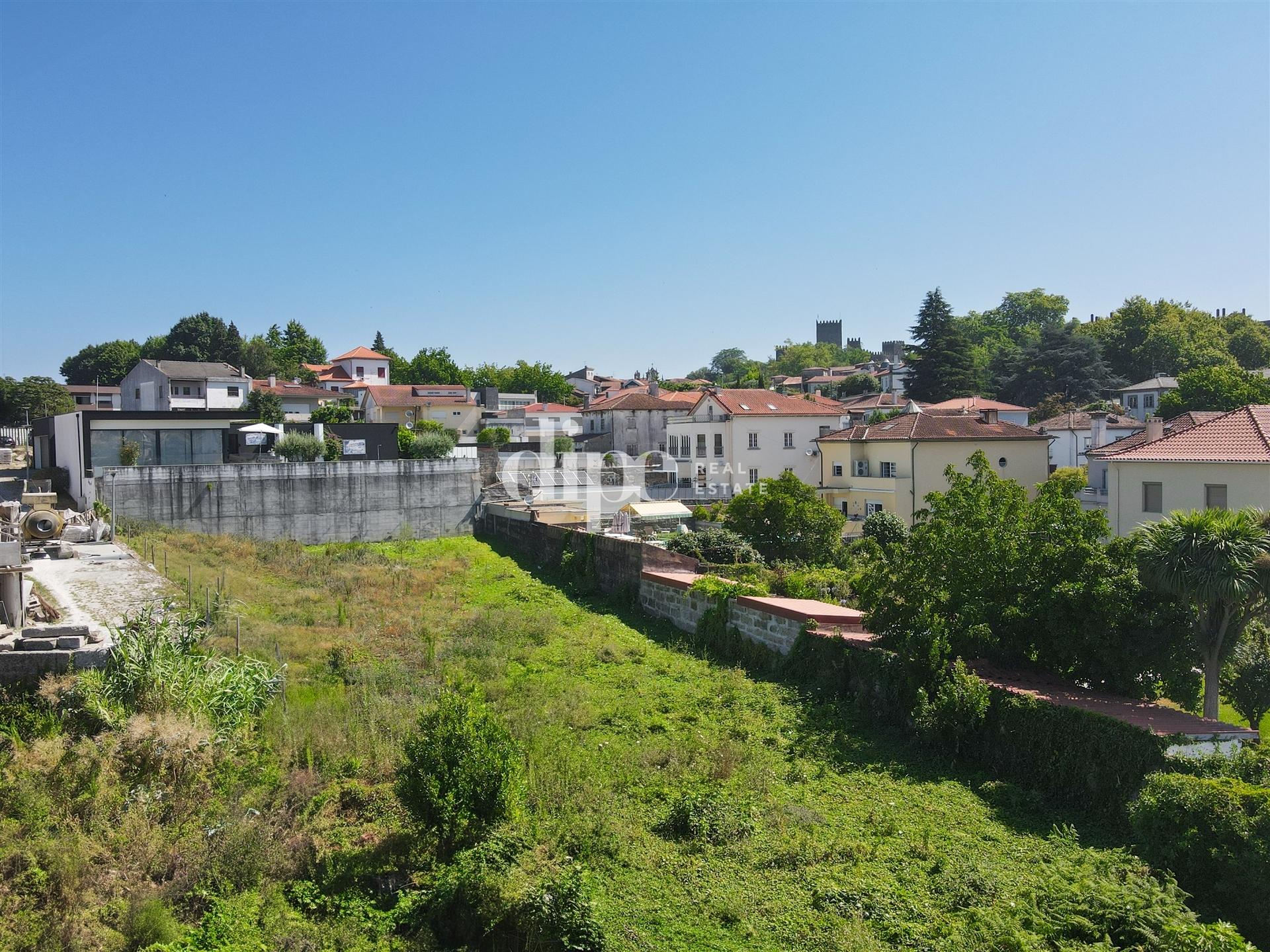 Lote de terreno num condomínio privado a 300m do Castelo de Guimarães.