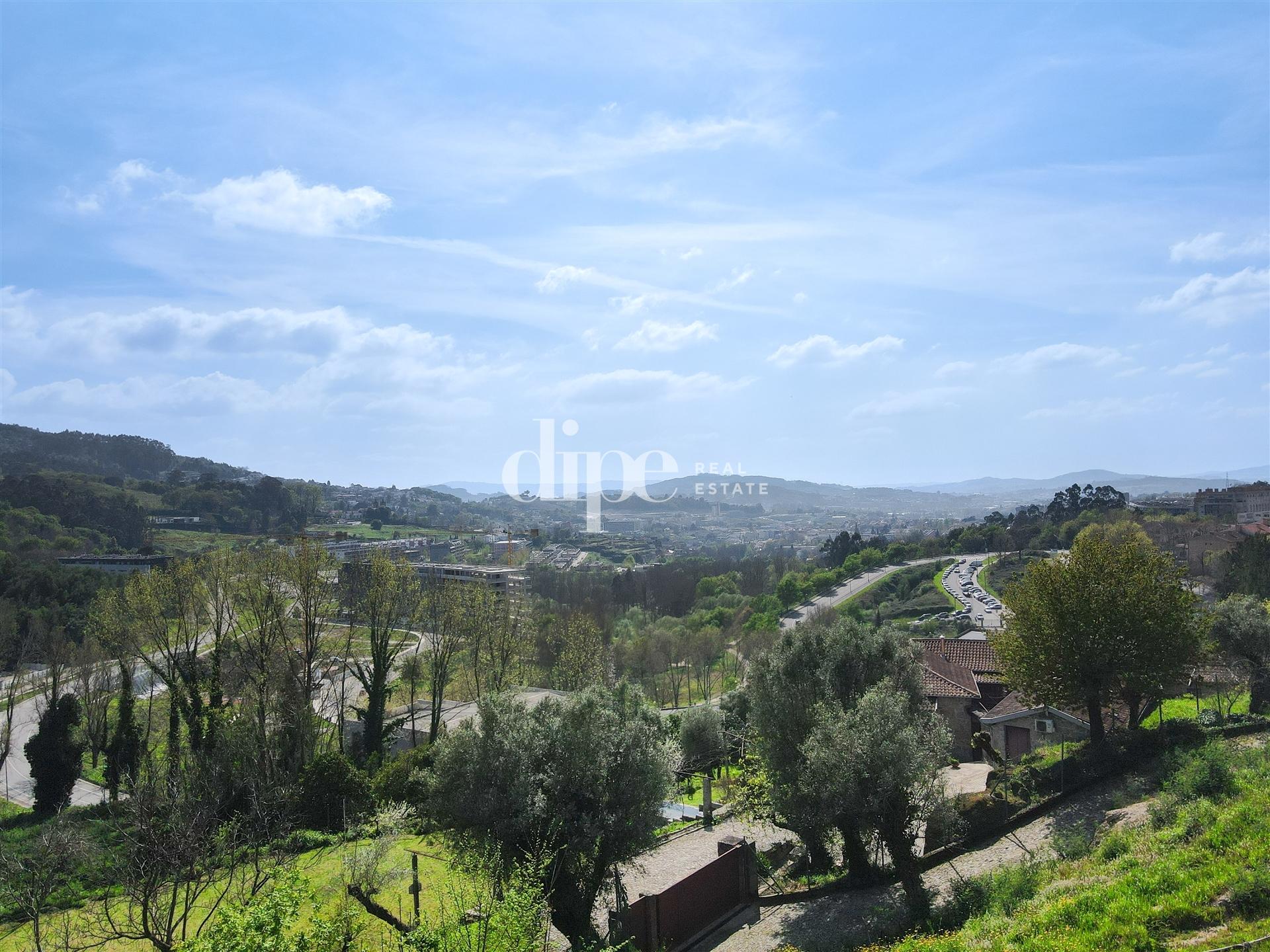 Lote de Terreno com vistas sobre o Parque da Cidade de Guimarães