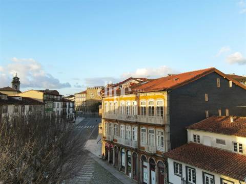 Prédio para investimento com 5 frações no coração de Guimarães