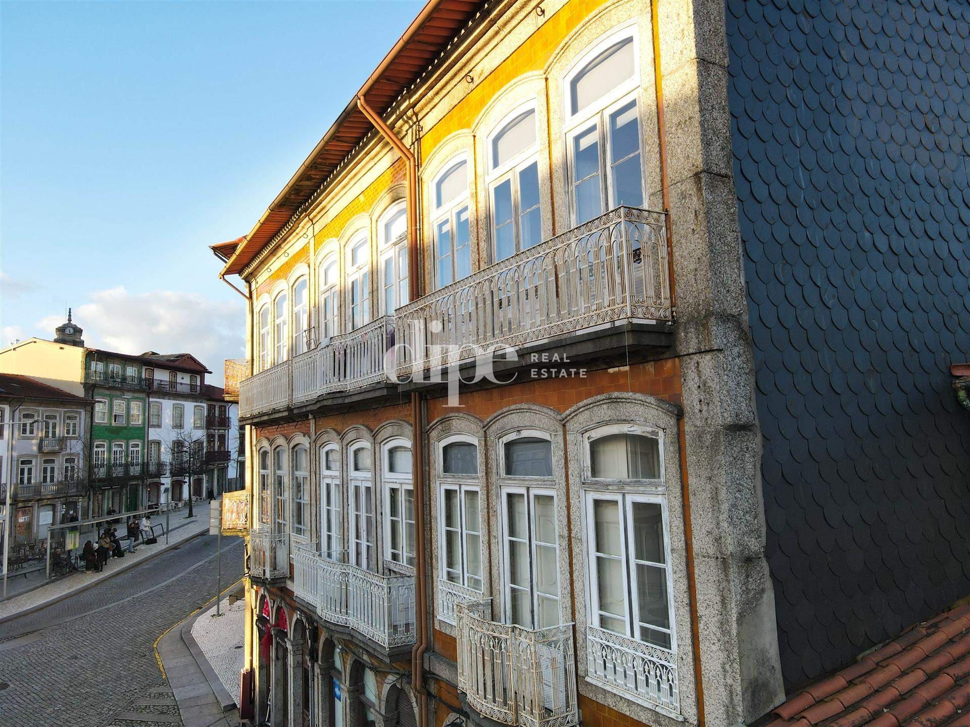 Prédio para investimento com 5 frações no coração de Guimarães