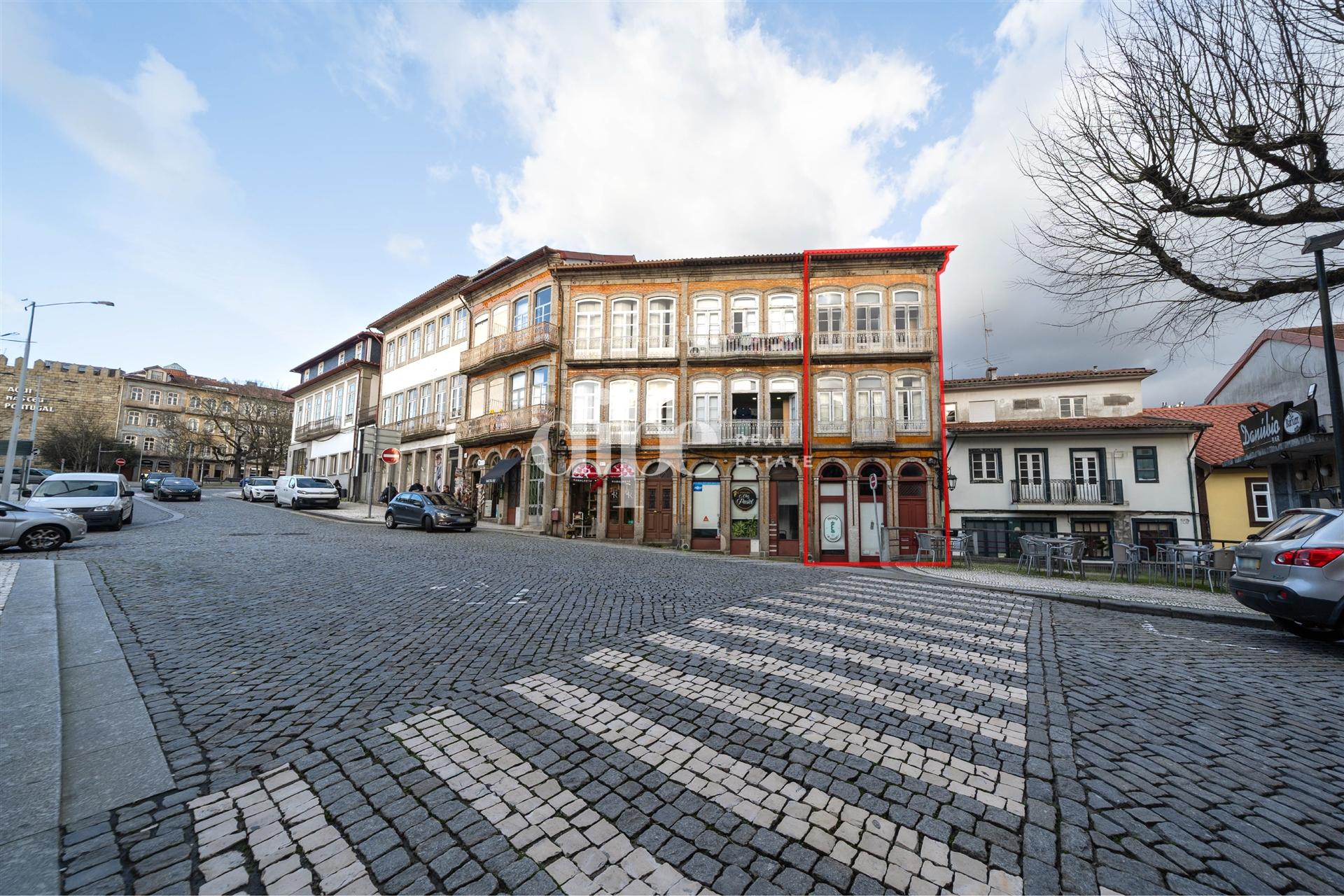 Prédio para investimento com 5 frações no coração de Guimarães