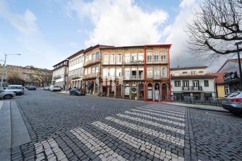 Prédio para investimento com 5 frações no coração de Guimarães