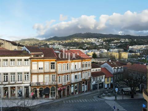 Prédio para investimento com 5 frações no coração de Guimarães