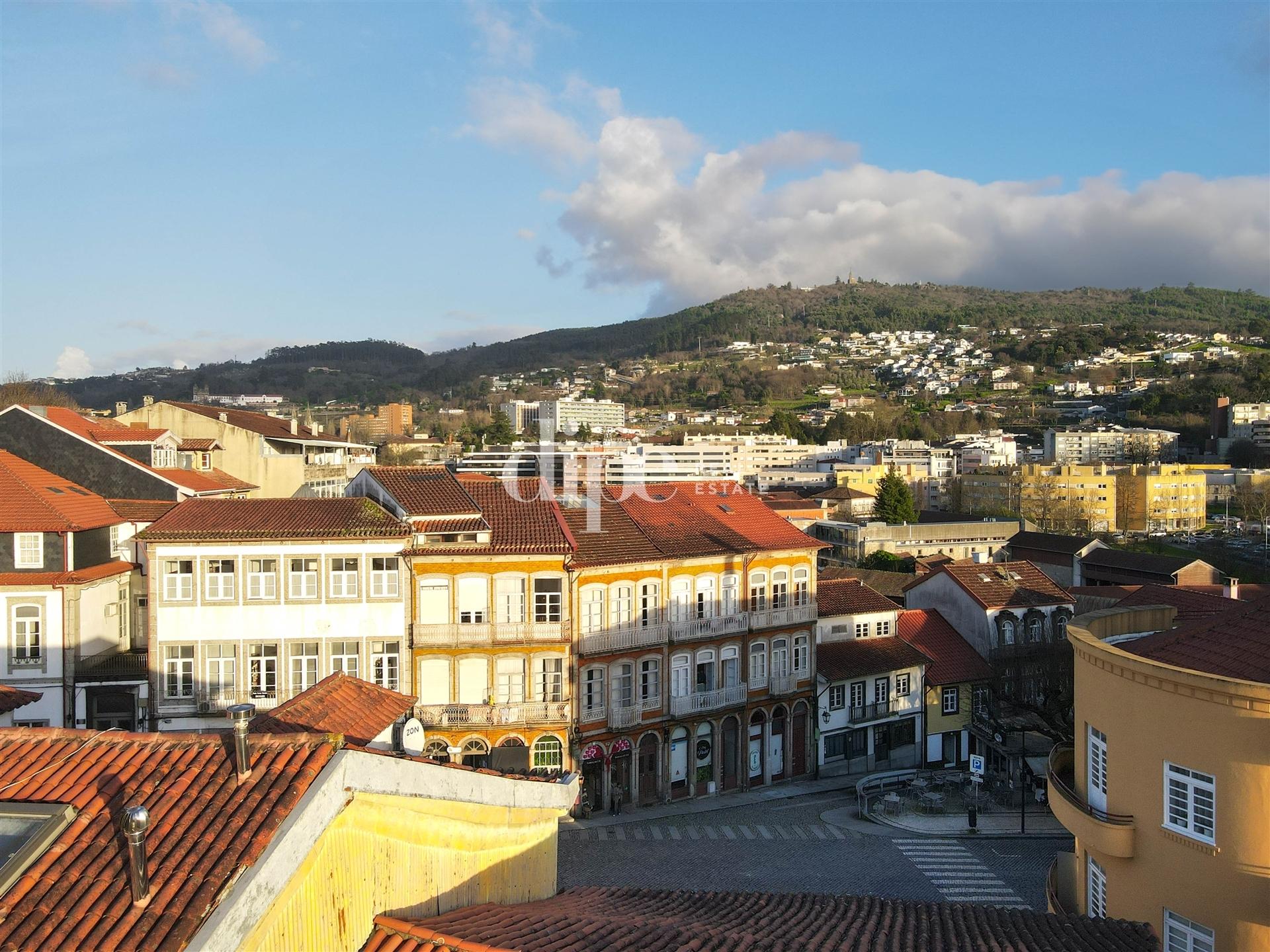 Prédio para investimento com 5 frações no coração de Guimarães