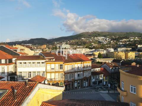 Prédio para investimento com 5 frações no coração de Guimarães