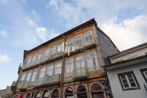 Prédio para investimento com 5 frações no coração de Guimarães