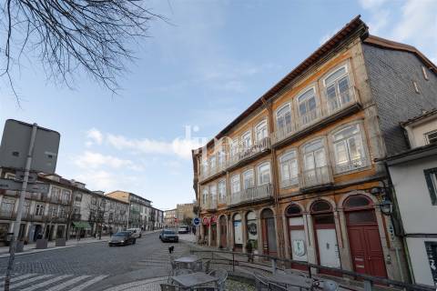 Prédio para investimento com 5 frações no coração de Guimarães