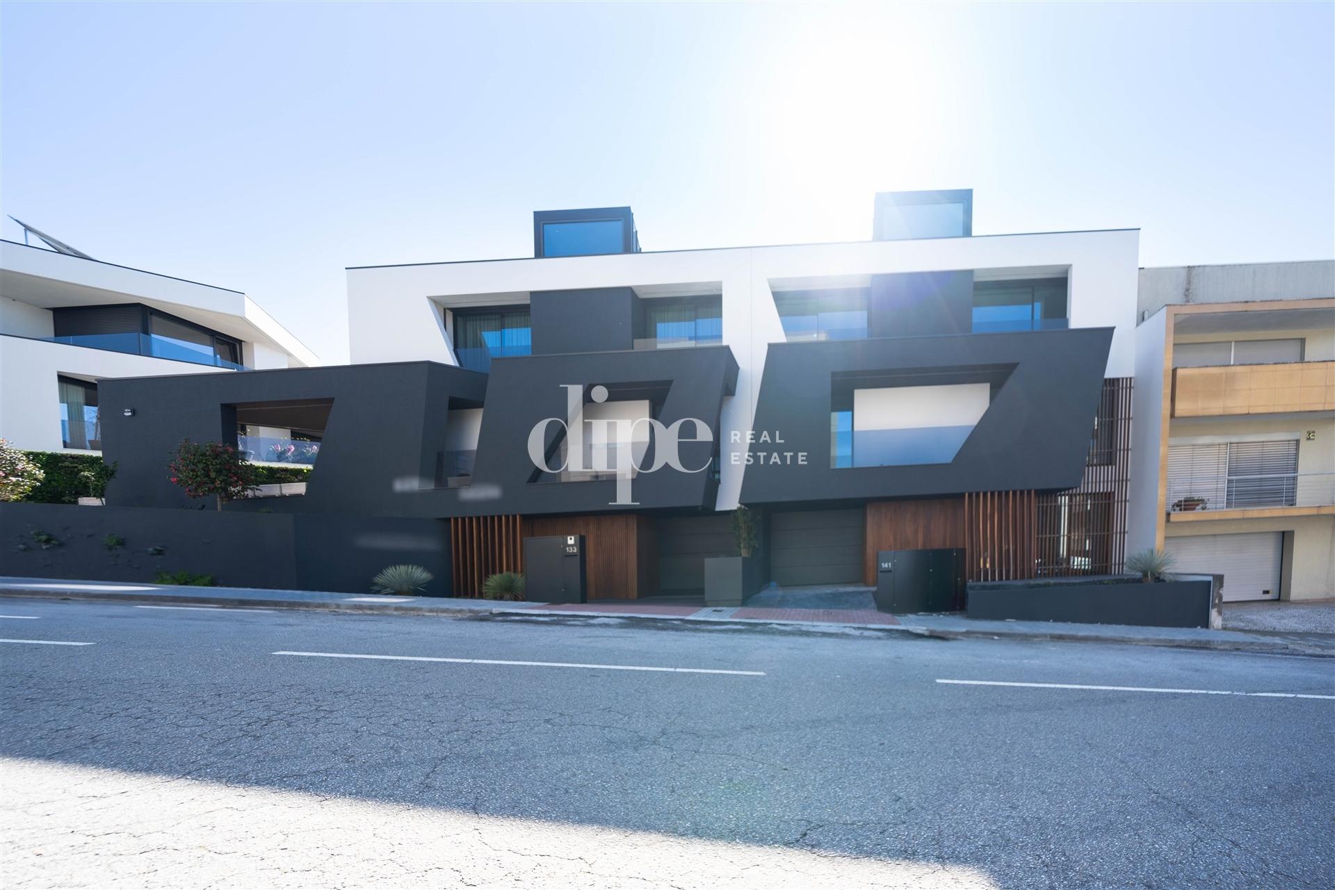 Moradia T3 com piscina em fase final construção