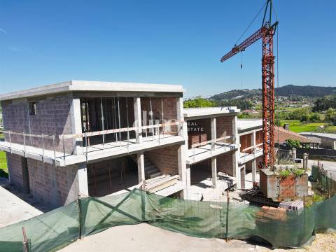 Apartamento T1 em construção com piscina privativa