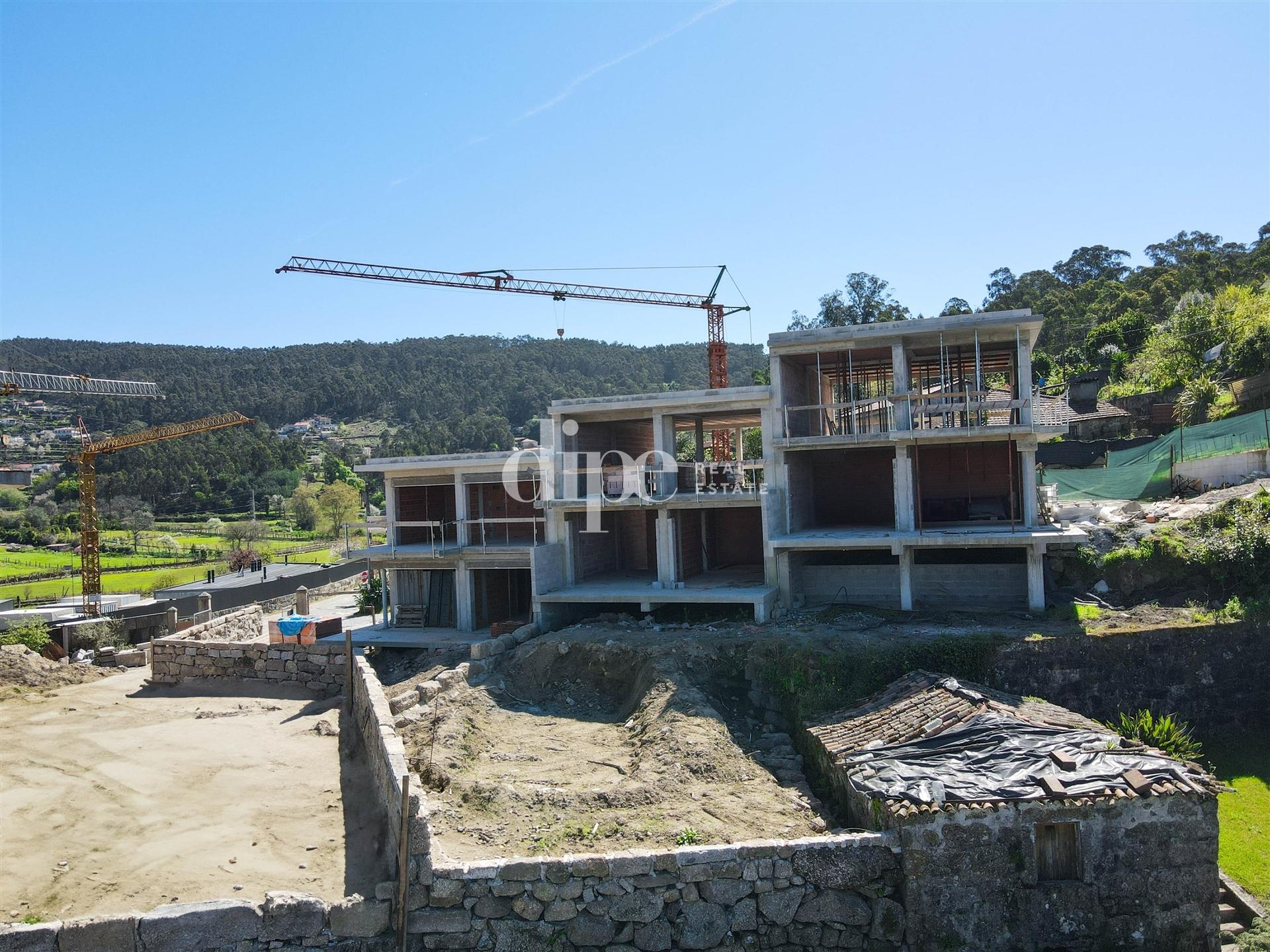 Apartamento T1 em construção com piscina privativa