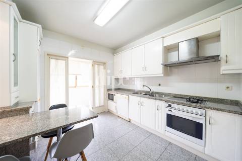 Arrendamento | Apartamento T3+1 na Av. São Gonçalo, no coração da cidade de Guimarães