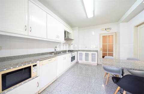 Arrendamento | Apartamento T3+1 na Av. São Gonçalo, no coração da cidade de Guimarães